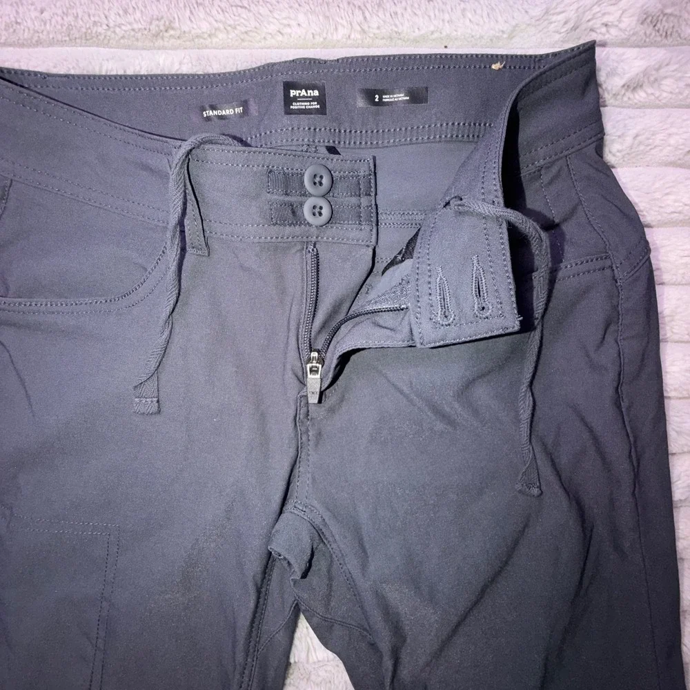 Prana Womens 2 Halle II Roll-Tab Capri Bermuda Shorts Grey Hiking Outdoor ReZion